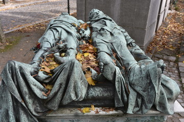 Cimetière du Père-Lachaise / Gisant de Joseph Croce-Spinelli et Théodore Sivel