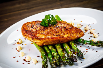 Grilled chicken breast and vegetables