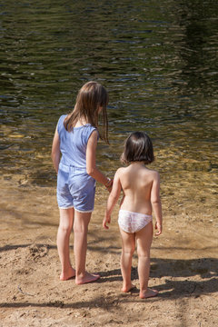 Deux fillettes sans surveillance sont  au bord d'une rivi&egrave;re