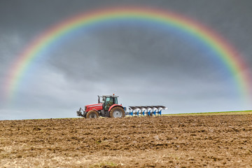 Fototapeta premium labourer avant la pluie
