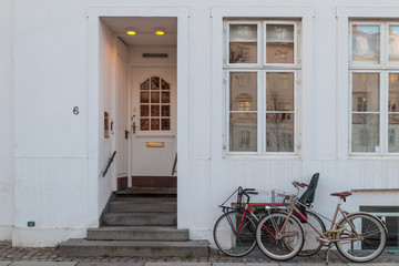 Fototapeta na wymiar White house entrance with bikes