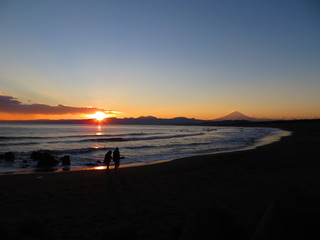 湘南の海と夕陽と時々富士山を見ながら二人で散歩