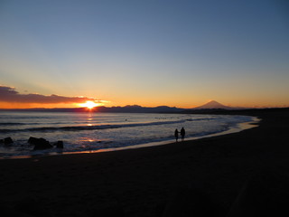 湘南の海と夕陽と時々富士山を見ながら二人で散歩