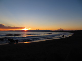 Fototapeta na wymiar 湘南の海と夕陽と時々富士山を見ながら二人で散歩