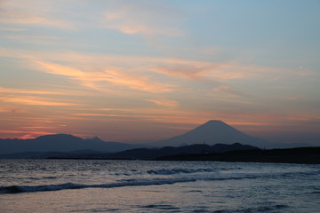 Naklejka na ściany i meble 湘南の海と夕陽と時々富士山