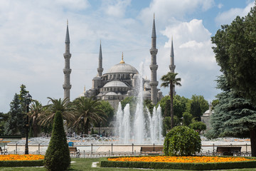Fototapeta na wymiar Scenic Blue Mosque with fountain in front