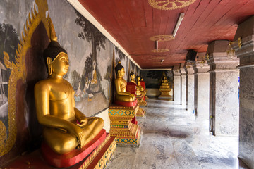 Obraz premium Buddha Statue Wat Phra That Doi Suthep is a Theravada buddhist temple at beautiful near Chiang Mai, Thailand.