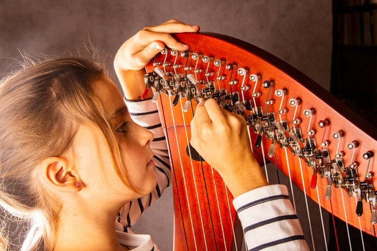 Kind spielt Harfe
