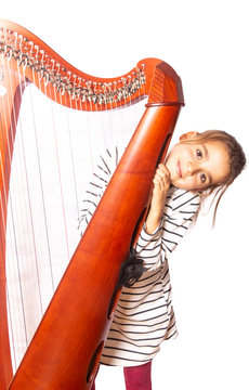 Kind spielt Harfe