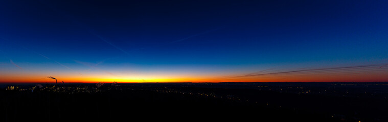 Sonnenaufgang in der blauen Stunde im Ruhrgebiet