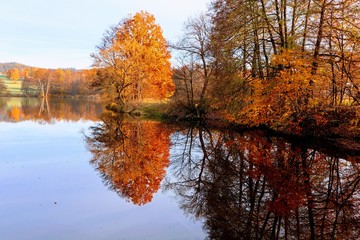Obraz premium Bunte Herbstlandschaft am Wasser