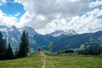 Blick auf eine Aussichtsplattform mit Gebirgspanorama