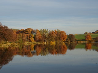 Herbstliche Landschaft am See