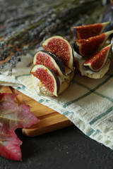  Bruschetta with figs, cheese and honey