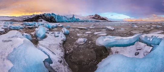 Crédence de cuisine en verre imprimé Glaciers Célèbre glacier et lagon de Fjallsarlon avec des icebergs nageant sur l& 39 eau gelée.
