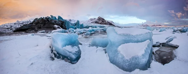 Crédence de cuisine en verre imprimé Glaciers Célèbre glacier et lagon de Fjallsarlon avec des icebergs nageant sur l& 39 eau gelée.