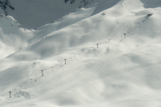 Blick auf einen Skilift von der Zugspitze aus