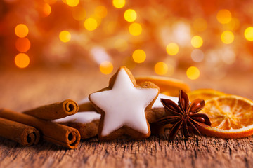 Duftende Plätzchen und Gewürze zu Weihnachten