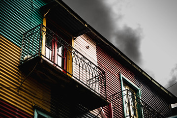 Balcon colorido, pintoresco en barrio la boca buenos aires