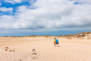 CAMINANDO HACIA LA PLAYA DE TRAFALGAR EN CÁDIZ