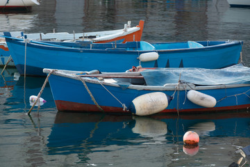 Obraz premium Old fishing harbor with colorful wooden boats in old small city Giovinazzo near Bari, Apulia, Italy in early morning