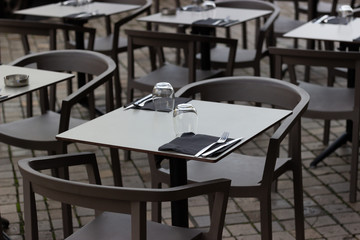 Table en terrasse de café