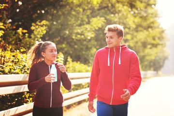 Obraz premium young couple jogging along a country road