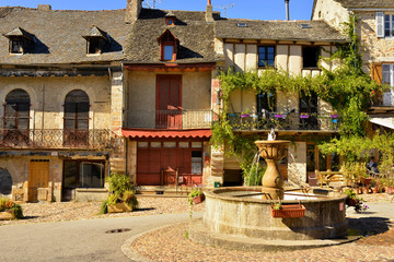 La fontaine place du faubourg à Najac (12270), département de l'Aveyron en région Occitanie, France
