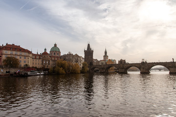 Karlsbrücke in Prag auf Moldau Fluss. Altstad.