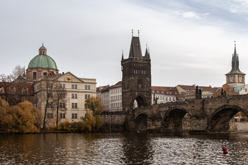 Fototapeta na wymiar Karlsbrücke in Prag auf Moldau Fluss. Altstad.