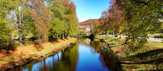 Wunderschöne herbstliche Flusslandschaft in Nagold, Schwarzwald