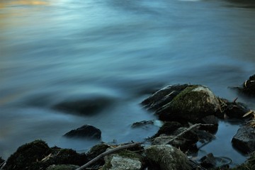 Fototapeta na wymiar Strömung im Fluss