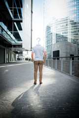 &ecirc;tre personnalit&eacute; caract&egrave;re conna&icirc;tre individu interrogation homme question incertitude visage t&ecirc;te nuage brouillard casual affaire business remise en question avenir building immeuble