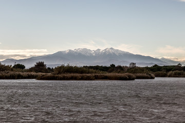 Vue du Massif du Canigou depuis l'embouchure de l'Agly