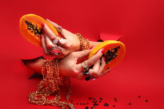 Kolorowy manicure. Kobieta trzyma w dłoniach kolorowe soczyste owoce