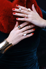 Zmysłowe kobiece dłonie. Kobiece dłonie w czerwonym manicure i eleganckim futrze.