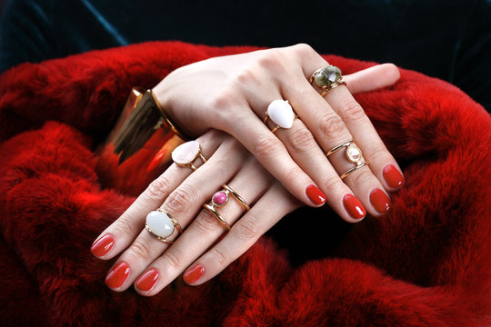 Manicure, piekne zadbane dłonie. Biżuteria i futro stylowa kobieca stylizacja na wielkie wyjście