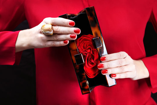Kobieta w czerwieni. Czerwony manicure