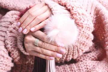 French manicure, różowe paznokcie. Dłonie z pomalowanymi paznokciami na kolor pudrowego różu w zimowej stylizacji. - obrazy, fototapety, plakaty