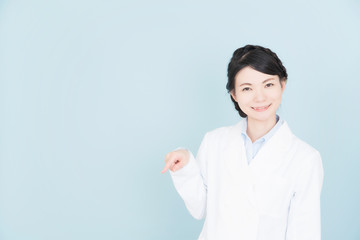 白衣を着た女性