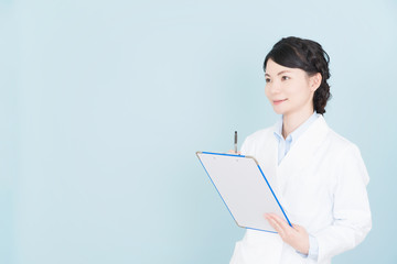 白衣を着た女性