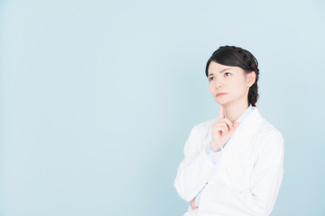白衣を着た女性