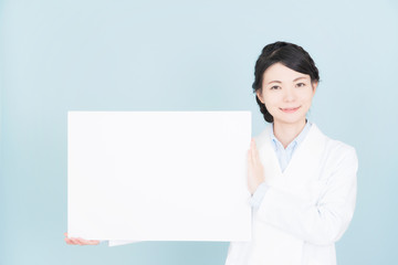 白衣を着た女性