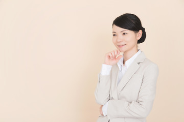 スーツを着た女性