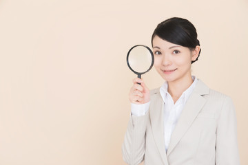 スーツを着た女性