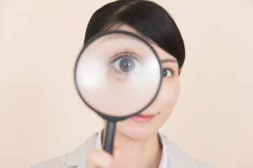 スーツを着た女性