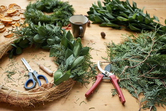 DIY wreath with ruscus and thuja