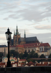 Obraz premium Watching sunrise on Vltava from Charles bridge