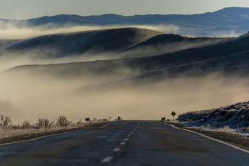 camino con niebla al final