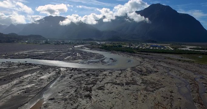 The video shows an aerial view of the city of Chaiten seven years after the eruption of the volcano of the same name. Is observed as the river Blanco divided to the city in two product of the lahar of